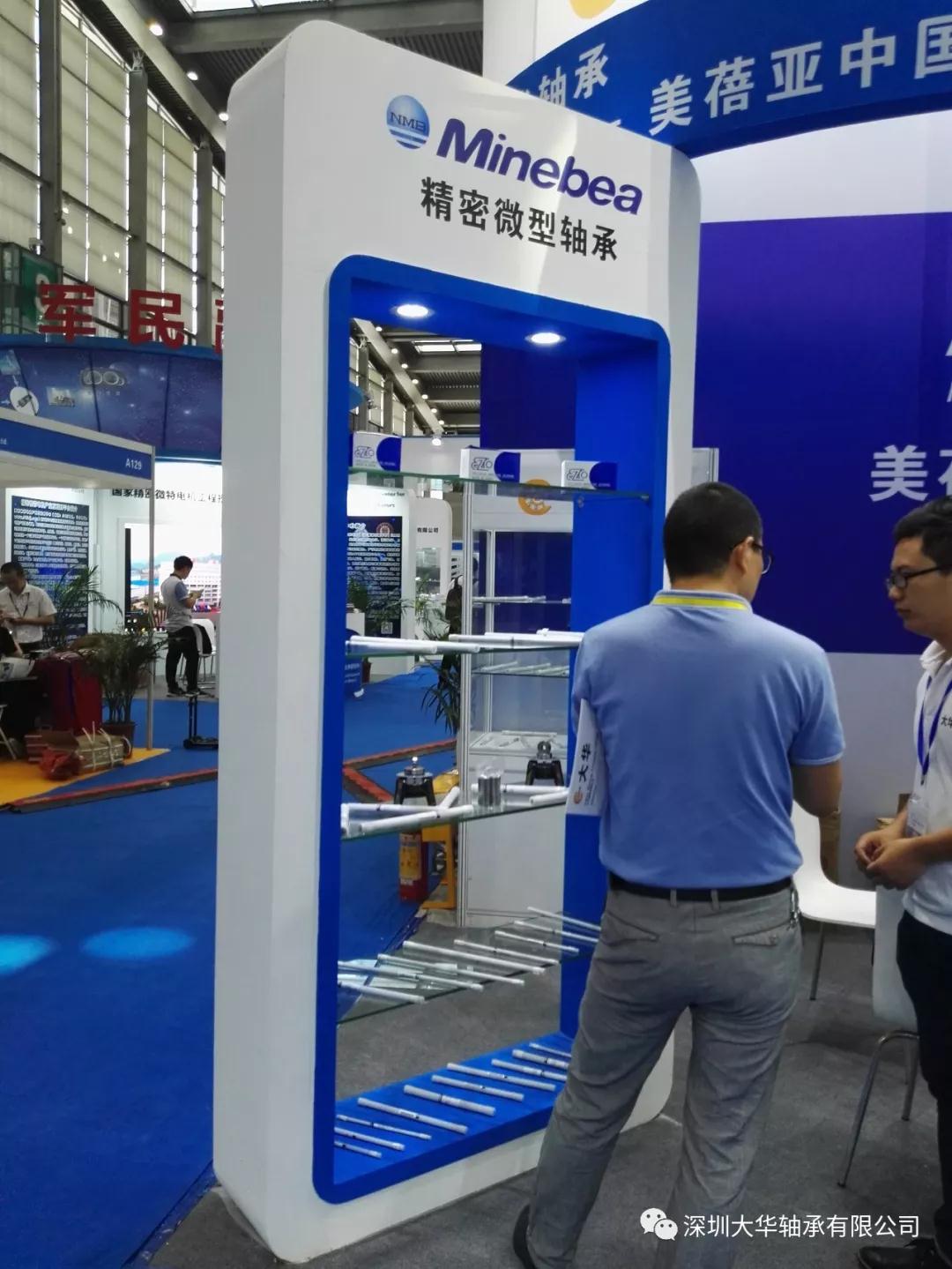 客戶在樣品區與大華軸承業務員交談 客戶在樣品區與大華軸承業務員交談